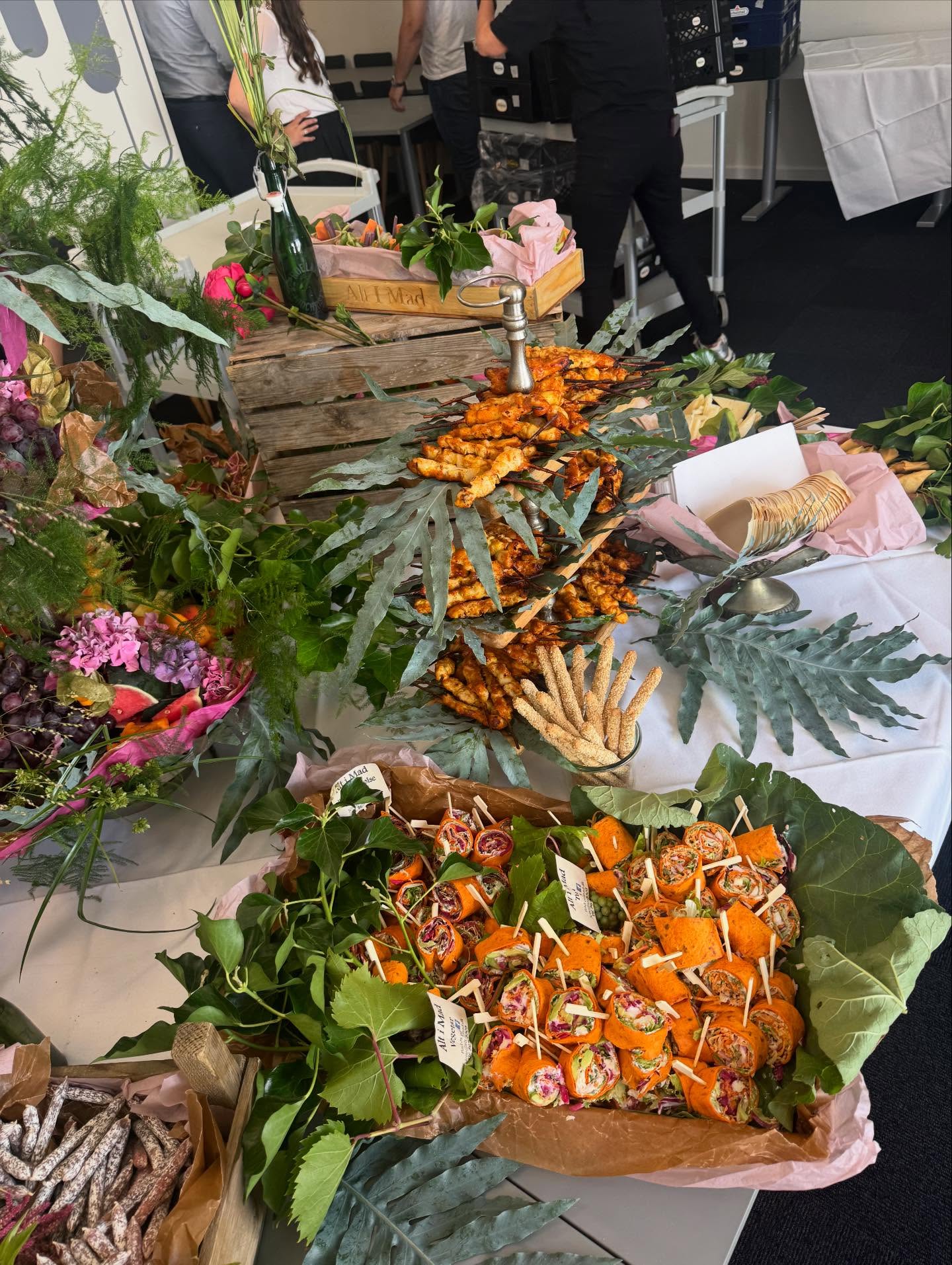 Farverigt cateringbord med frisk mad fra Alt i Mad