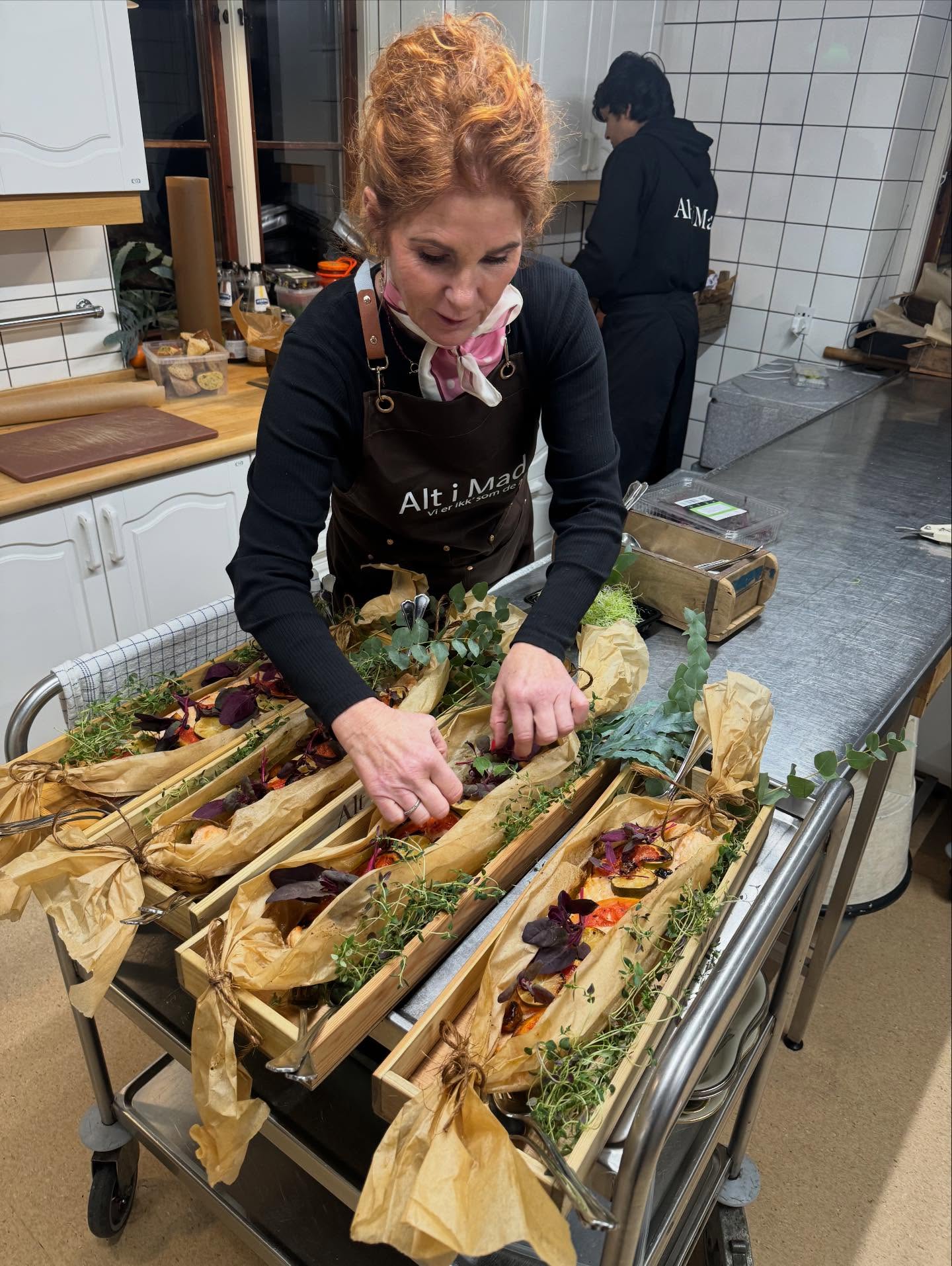 Alt i Mads kok arrangerer smukke tapasfade med friske urter i køkkenet