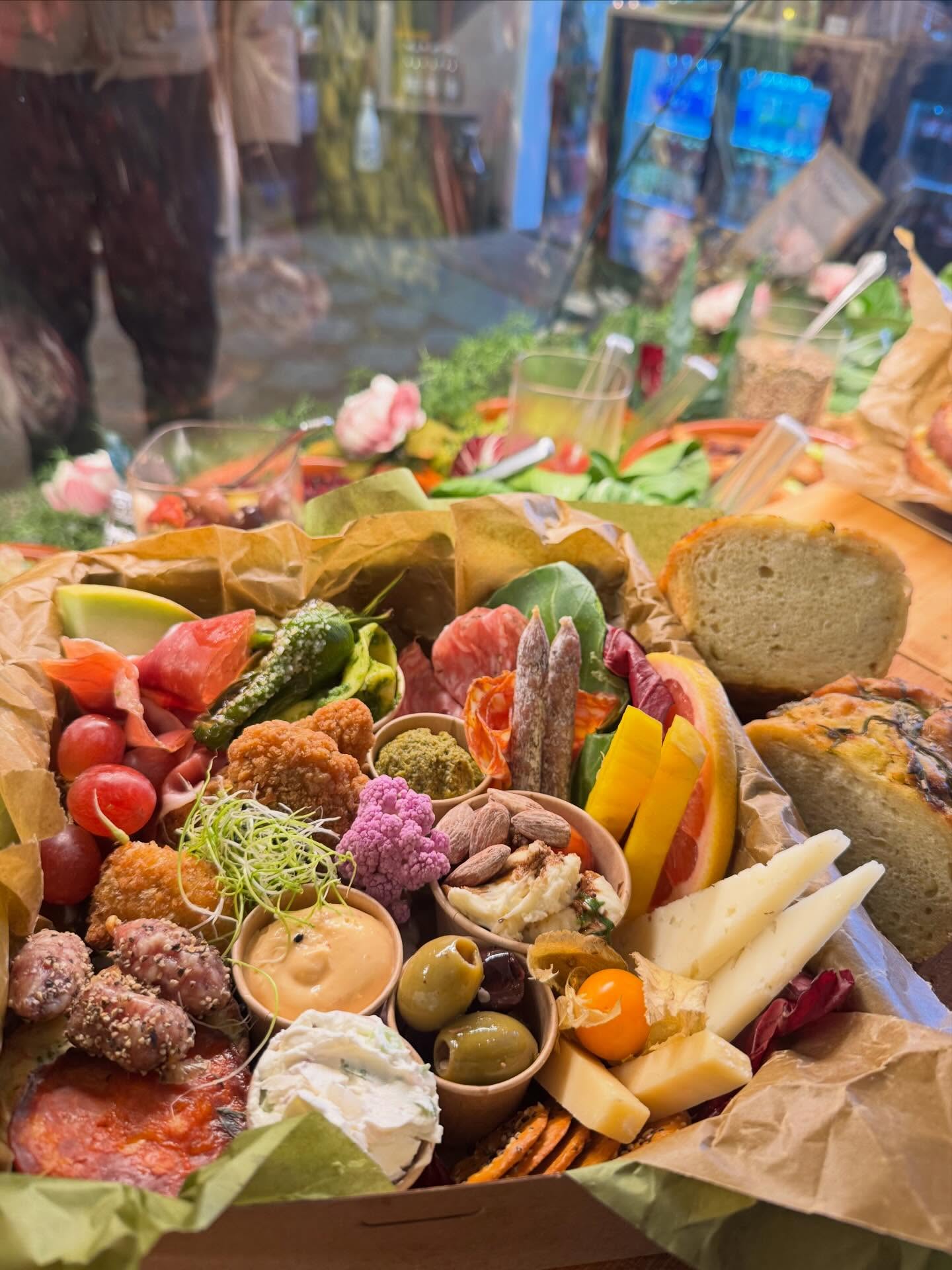 Grazing box med ost, charcuterie, oliven og friske grøntsager fra Alt i Mad